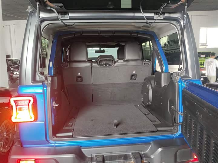 Фото 18 - Jeep Wrangler