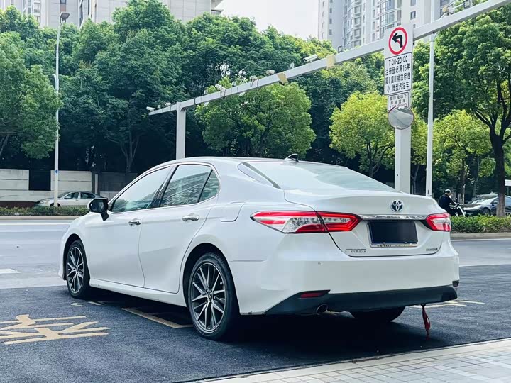 Фото 7 - Toyota Camry