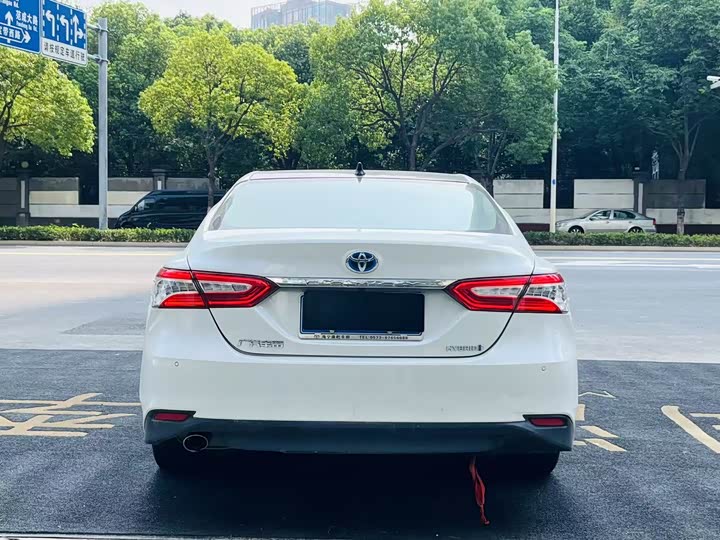 Фото 8 - Toyota Camry