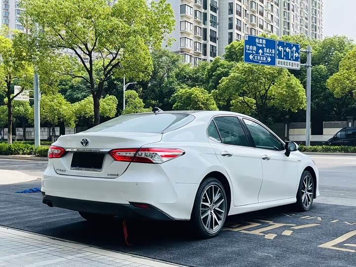 Фото 9 - Toyota Camry