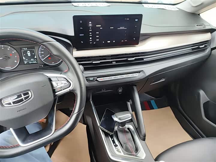 Фото 13 - Geely Vision X3