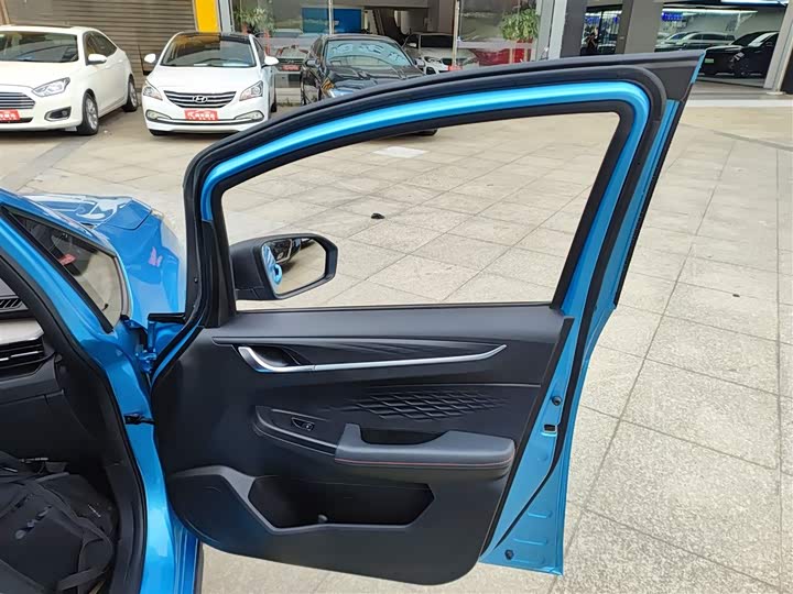 Фото 25 - Geely Vision X3