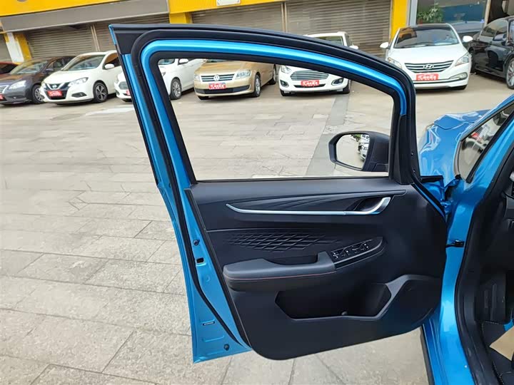 Фото 27 - Geely Vision X3