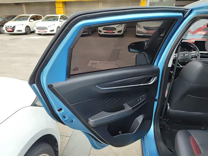 Фото 28 - Geely Vision X3