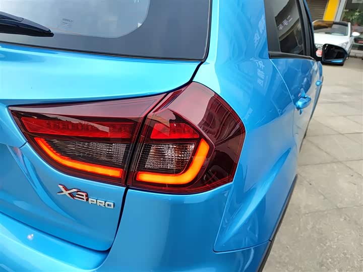 Фото 8 - Geely Vision X3