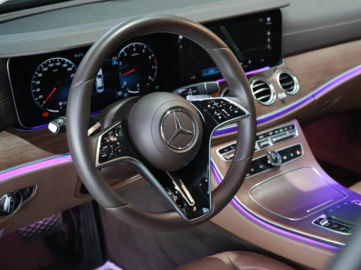 Фото 13 - Mercedes-Benz E-Class