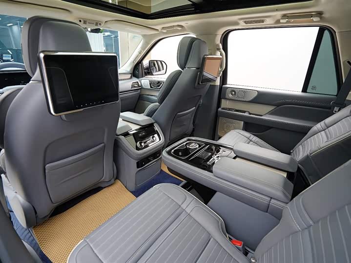 Фото 16 - Lincoln Navigator