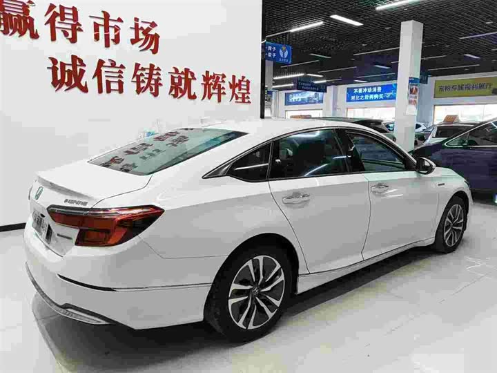 Фото 4 - Honda Inspire