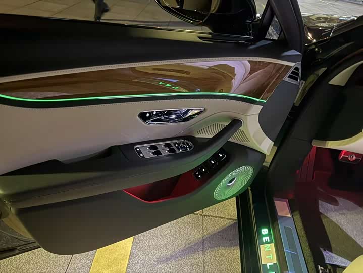 Фото 5 - Bentley Flying Spur Hybrid