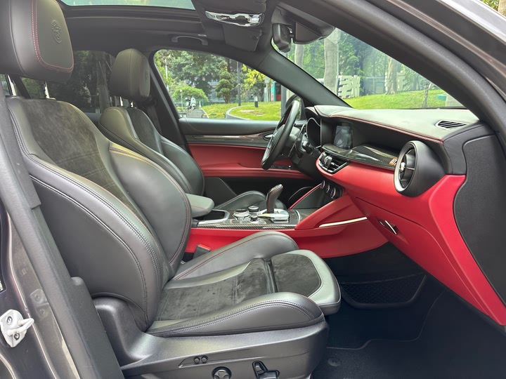 Фото 16 - Alfa Romeo Stelvio