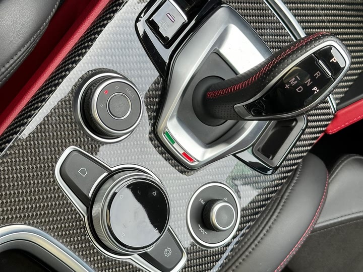 Фото 21 - Alfa Romeo Stelvio