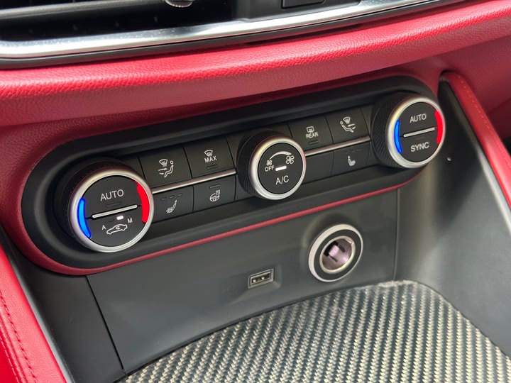 Фото 22 - Alfa Romeo Stelvio