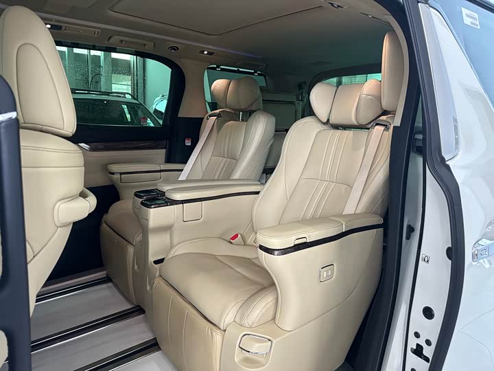 Фото 9 - Toyota Alphard