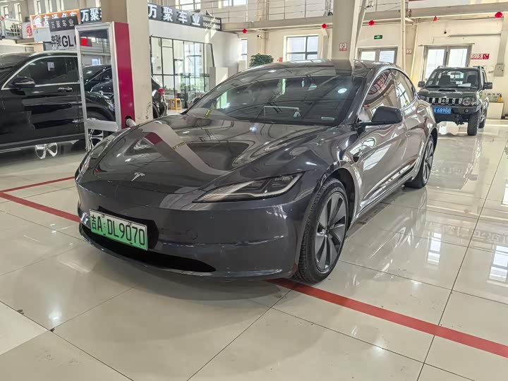 Фото 1 - Tesla Model 3