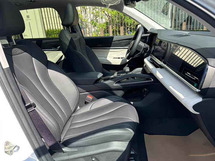 Фото 11 - Geely Monjaro