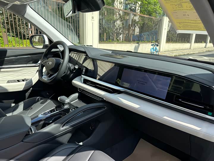 Фото 12 - Geely Monjaro