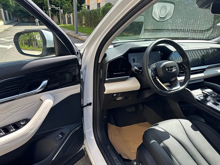 Фото 14 - Geely Monjaro