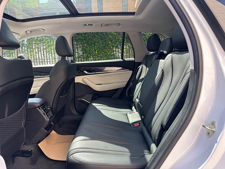 Фото 16 - Geely Monjaro