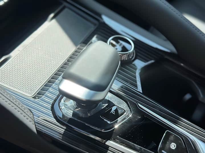 Фото 21 - Geely Monjaro