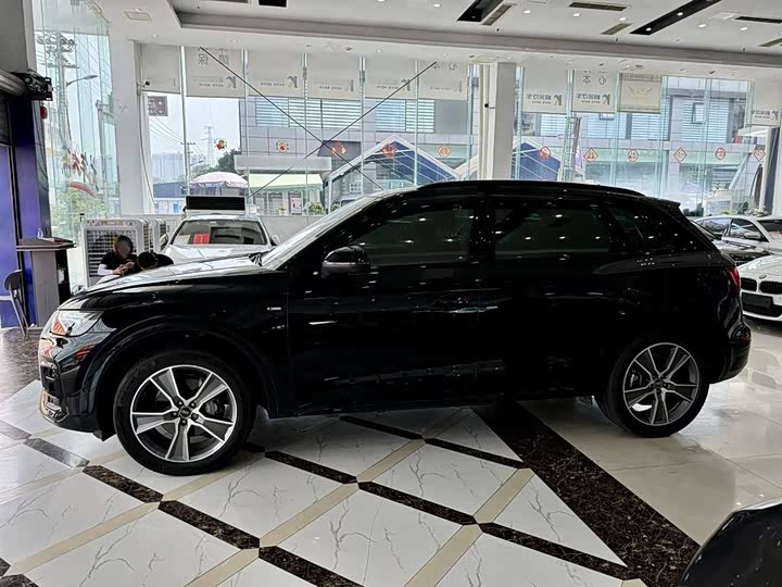 Фото 10 - Audi Q5L