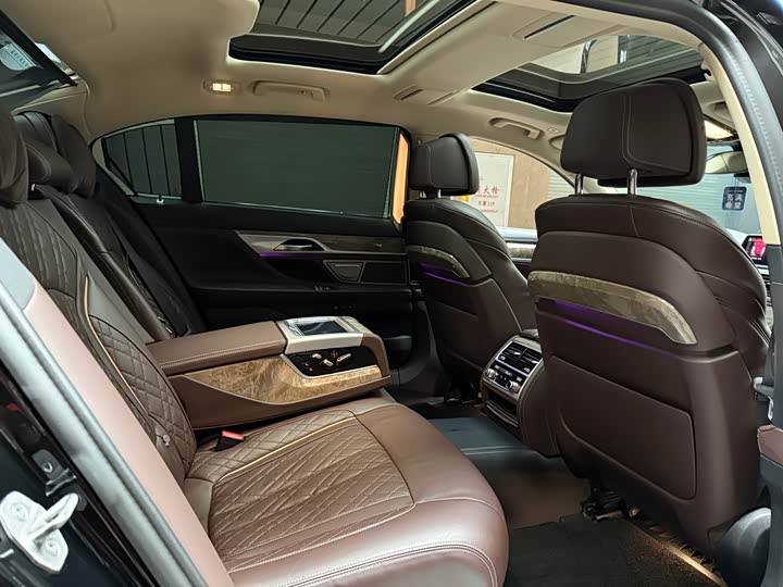 Фото 10 - BMW 7 Series