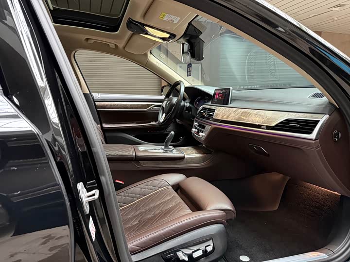 Фото 11 - BMW 7 Series