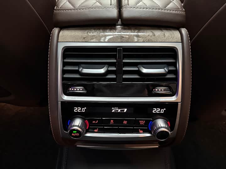 Фото 13 - BMW 7 Series