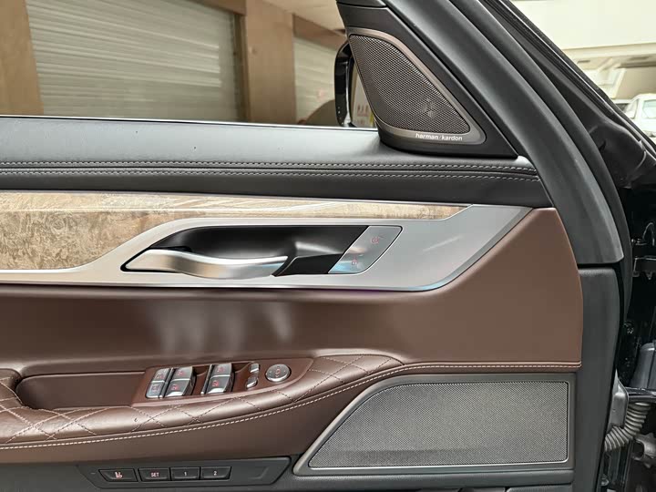 Фото 15 - BMW 7 Series