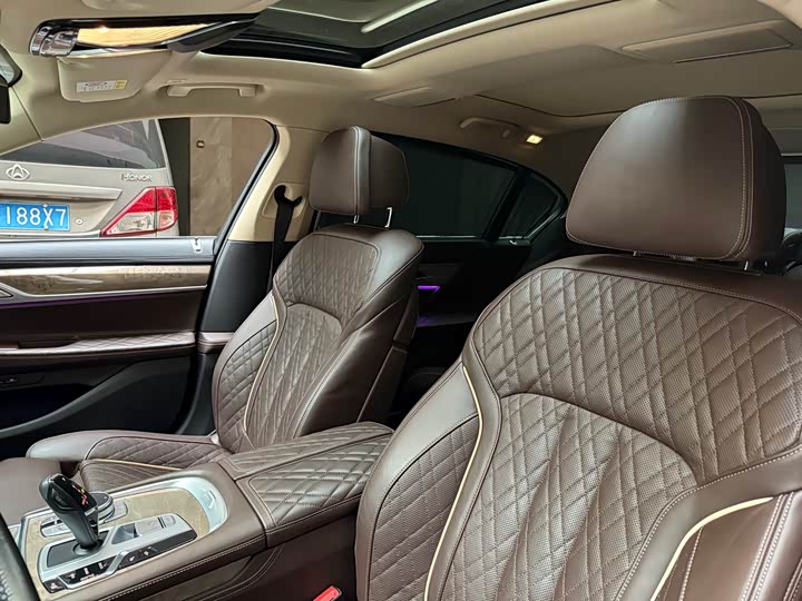 Фото 17 - BMW 7 Series