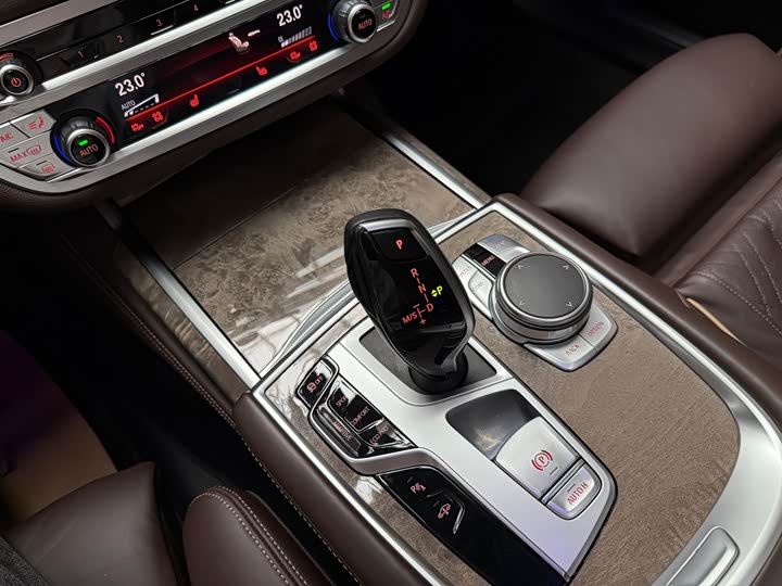 Фото 19 - BMW 7 Series