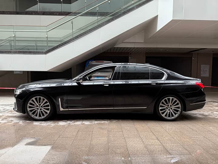 Фото 4 - BMW 7 Series