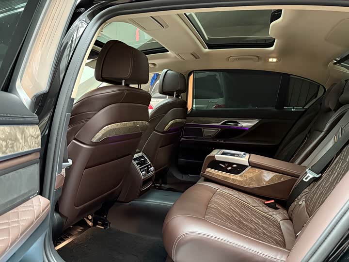 Фото 9 - BMW 7 Series