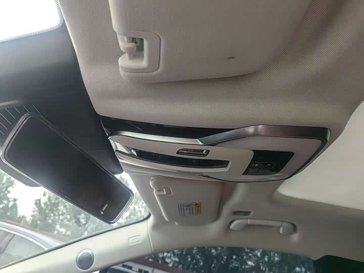 Фото 14 - Hongqi E-HS9