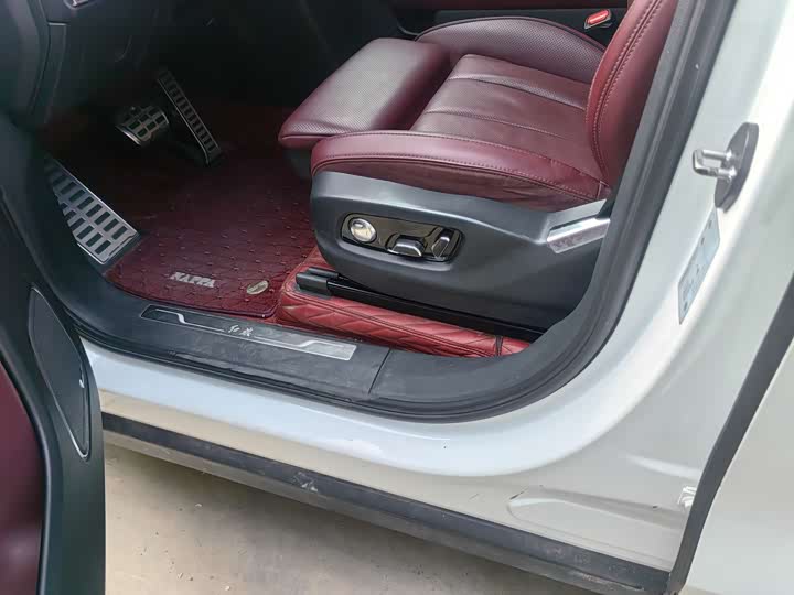 Фото 17 - Hongqi E-HS9