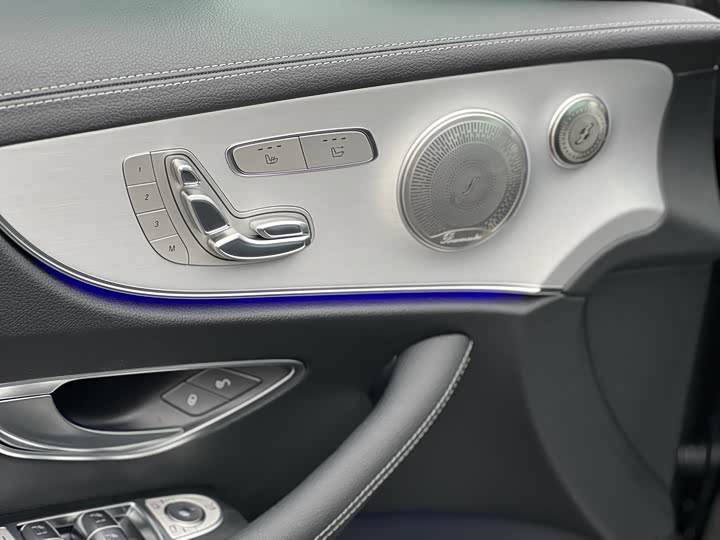 Фото 13 - Mercedes-Benz E-Class