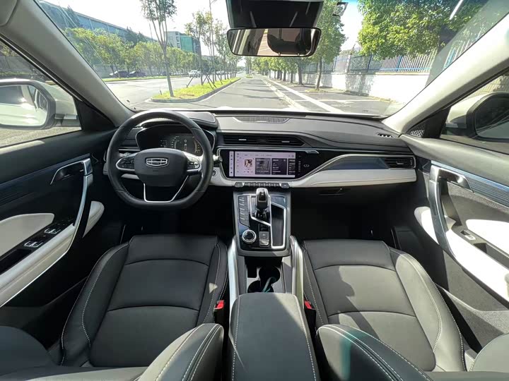 Фото 13 - Geely Atlas