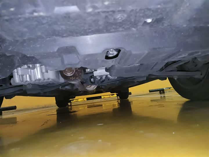 Фото 10 - Toyota Yaris L Hatchback