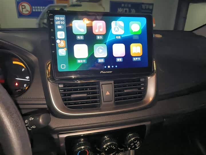 Фото 11 - Toyota Yaris L Hatchback