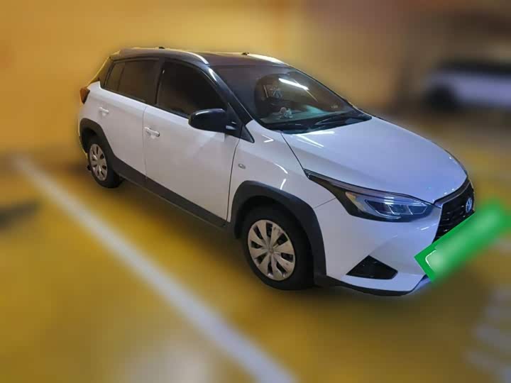 Фото 14 - Toyota Yaris L Hatchback