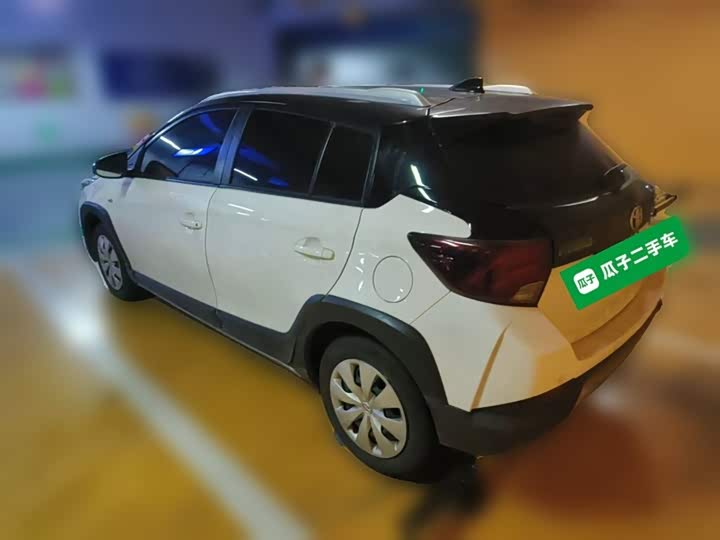 Фото 15 - Toyota Yaris L Hatchback