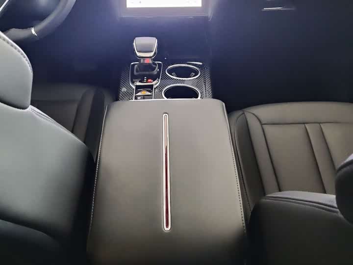 Фото 7 - Hongqi HS3