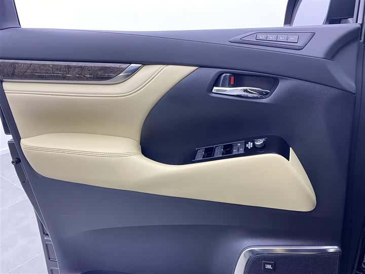 Фото 24 - Toyota Alphard