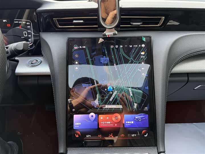 Фото 11 - Hongqi H5