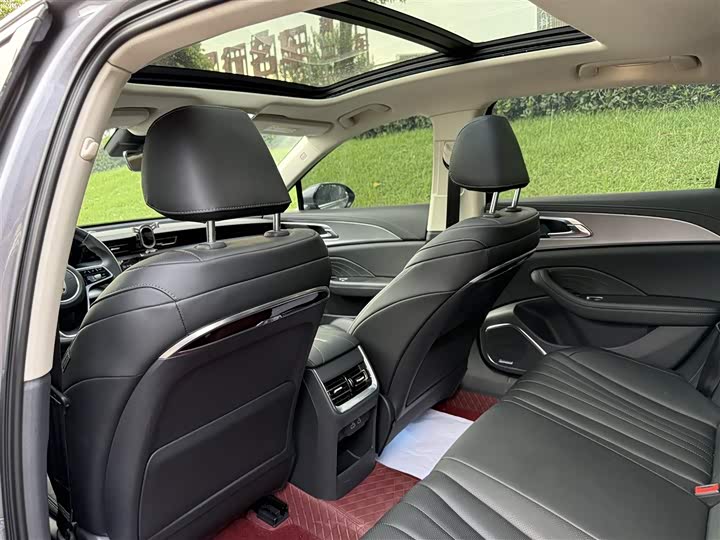 Фото 14 - Hongqi H5