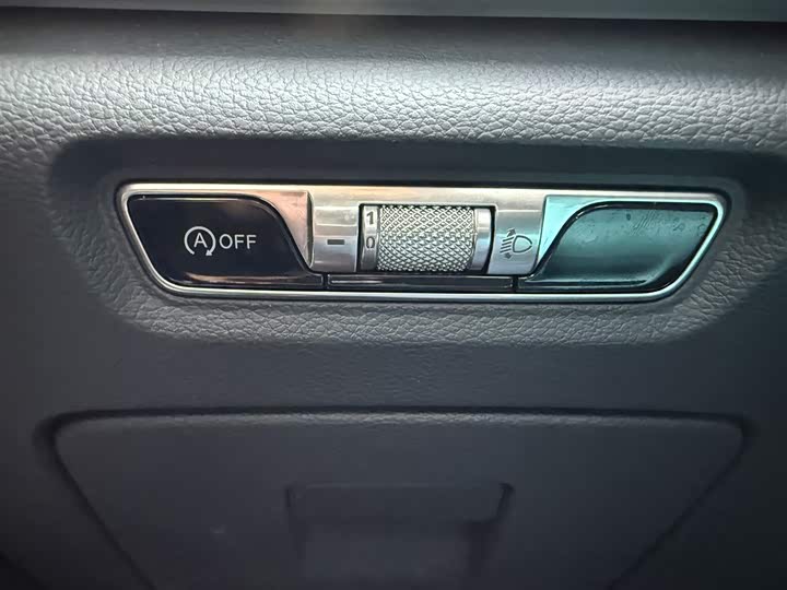 Фото 9 - Hongqi H5