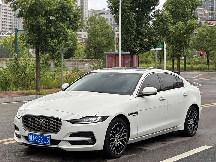 Фото 1 - Jaguar XE L