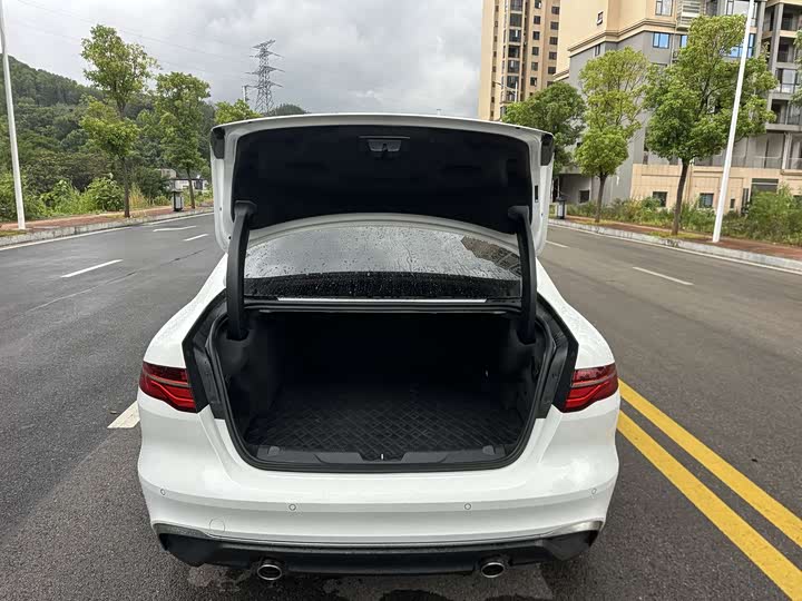 Фото 11 - Jaguar XE L