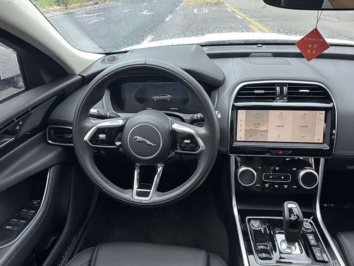 Фото 14 - Jaguar XE L