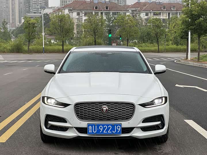 Фото 2 - Jaguar XE L