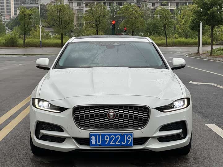 Фото 3 - Jaguar XE L